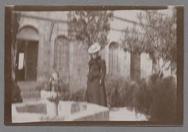 Sophie Elkan stående i trädgården i American Colony i Jerusalem under sin Orientresa med Selma La...