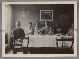 Tora Dahl och Knut Jaensson sittande vid kaffebord med familjen Delblanc
