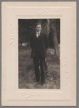 Porträtt föreställande Selma Lagerlöfs fosterson Nils Holgersson stående framför ett träd