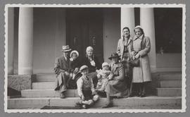 Signe Kajland med barn och vuxna på Mårbackas trappa