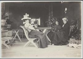 Sällskap på verandan till Rocklunda gård i Södermanland på 1890-talet