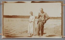 Tora Dahl och Knut Jaensson stående vid en sjö i Småland