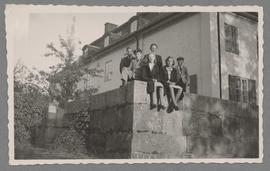 Barn sittande på mur vid Mårbacka