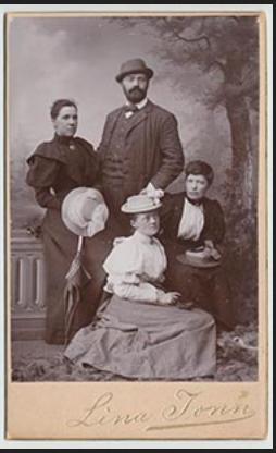Selma Lagerlöf sittande tillsammans med Matilda Widegren och en man och en kvinna