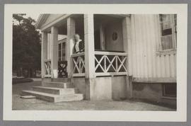Selma Lagerlöf stående på verandan till inspektorsbostaden Haget på Mårbacka