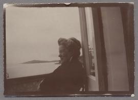 Selma Lagerlöf sittande på balkong i Strömstad