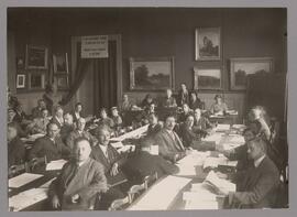 Kerstin Hesselgren sitter som ordförande när Nattarbetskommittén sammanträder, juni, 1934