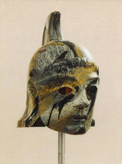 Bilden föreställer en mask av ett huvud med romersk hjälm. Den är från uppsättningen av Julius Ceasar på Dramaten 1985
