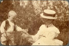Fotografi 18_0027: Nisse och mamma plockar blommor